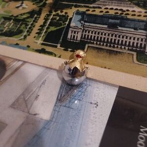 Vintage 50's 60's chicken - in - egg brooch ~ pin